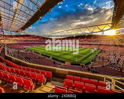 UEFA Champions League Arsenal London - FC Bayern München 09.04.2024 das Emirates Stadium in London strahlt in der Abendsonne vor der Partie zwischen Arsenal und dem FC Bayern / Stadionfoto / Stadionbild / Symbolbild / Sonnenuntergang / Sonne / Abendsonne / Viertelfinale Hinspiel London Emirates Stadium Vereinigtes Königreich *** UEFA Champions League Arsenal London FC Bayern München 09 04 2024 das Emirates Stadium in London scheint in der Abendsonne vor dem Spiel zwischen Arsenal und FC Bayern Stadium Foto Stadion Bild Symbol Bild Sonnenuntergang Sonne Abend Sonne Viertelfinale erste Etappe London Emira Stockfoto