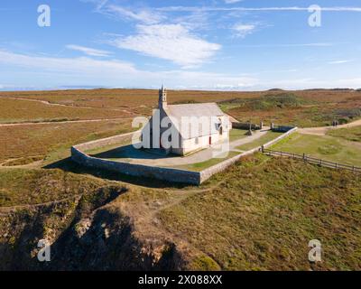 Saint-They Kapelle (15. Jahrhundert) mit Blick auf die Bucht und Trepasses Iroise, - Cleden-Cap Sizun, Pointe du Van (29), Finistère, Bretagne, Frankreich Stockfoto