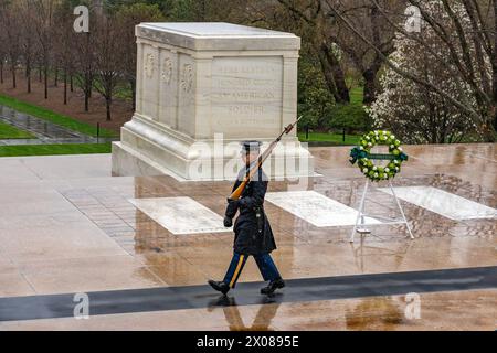 Arlington, VA – USA – 23. März 2024 regnerischer Tagesblick ein Mitglied der „Alten Garde“, das seine akribische Routine beim Beobachten des Grabes des Unbekannten vornimmt Stockfoto