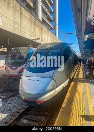 Washington DC – USA – 22. März 2024 Vertikal von Amtrak’s Acela Express entlädt Passagiere an der Union Station. Es ist Amtraks Vorzeigedienst für Hochgeschwindigkeitsdienste Stockfoto