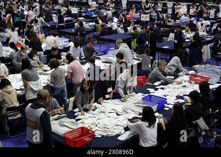 Seoul, Südkorea. April 2024. Mitarbeiter zählen Stimmzettel an einer Wahlstation in Seoul, Südkorea, 10. April 2024. Südkoreaner gingen am Mittwoch zu den Parlamentswahlen, um 300 Mitglieder der Nationalversammlung zu wählen. Quelle: Jun Hyosang/Xinhua/Alamy Live News Stockfoto