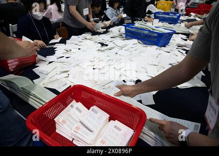 Seoul, Südkorea. April 2024. Mitarbeiter zählen Stimmzettel an einer Wahlstation in Seoul, Südkorea, 10. April 2024. Südkoreaner gingen am Mittwoch zu den Parlamentswahlen, um 300 Mitglieder der Nationalversammlung zu wählen. Quelle: Jun Hyosang/Xinhua/Alamy Live News Stockfoto