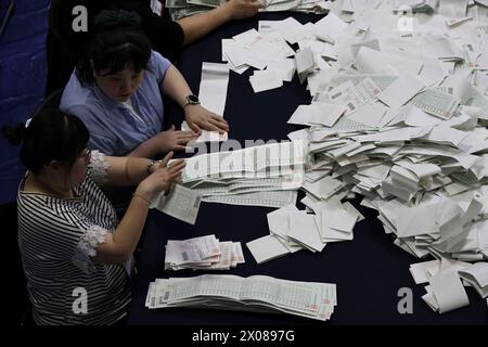 Seoul, Südkorea. April 2024. Mitarbeiter zählen Stimmzettel an einer Wahlstation in Seoul, Südkorea, 10. April 2024. Südkoreaner gingen am Mittwoch zu den Parlamentswahlen, um 300 Mitglieder der Nationalversammlung zu wählen. Quelle: Jun Hyosang/Xinhua/Alamy Live News Stockfoto