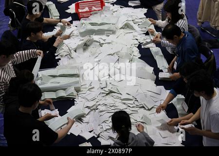 Seoul, Südkorea. April 2024. Mitarbeiter zählen Stimmzettel an einer Wahlstation in Seoul, Südkorea, 10. April 2024. Südkoreaner gingen am Mittwoch zu den Parlamentswahlen, um 300 Mitglieder der Nationalversammlung zu wählen. Quelle: Jun Hyosang/Xinhua/Alamy Live News Stockfoto