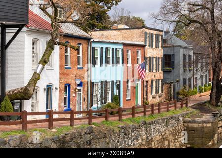 Washington DC - USA - 23. März 2024 malerische Aussicht auf charmante Backsteinhäuser entlang des Chesapeake and Ohio Canal Trail in der historischen Georgetown neigh Stockfoto