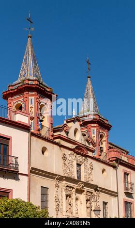 Kirchenkrankenhaus unserer Lieben Frau des Friedens auf der Plaza del Salvador, Sevilla. Es ist auch bekannt als die Residenz von San Juan de Dios. Stockfoto