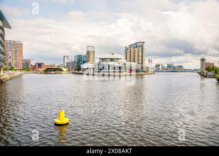 Blick auf die Salford Quays in Manchester an einem bewölkten Sommertag Stockfoto