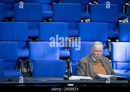 Deutscher Bundestag, 162. Plenarsitzung Dr. Alexander Gauland AfD einsam im Plenum auf den Sitzen der AfD Fraktion bei der 162. Sitzung des Deutschen Bundestages in Berlin, 10.04.2024 Berlin Deutschland *** Deutscher Bundestag, 162 Plenarsitzung Dr. Alexander Gauland AfD einsam im Plenum auf den Sitzen der AfD-Fraktion bei der Sitzung des Deutschen Bundestages 162 in Berlin, 10 04 2024 Berlin Berlin Deutschland Stockfoto