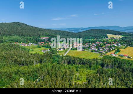 Blick auf den Vorderen Bayerischen Wald rund um den Geißkopf nahe Bischofsmais im Sommer der Bikepark am Geißkopf im Bayerwald nahe Bischofsmais im Lu Stockfoto