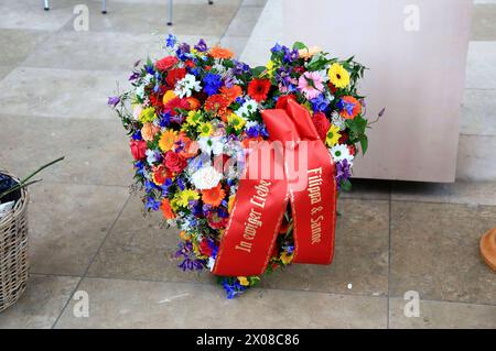 Ein Blumenherz von Ehefrau Susanne Kellermann und Tochter Filippa bei der Trauerfeier für Fritz Wepper in der Herz Jesu Kirche in München-Neuhausen. München, 10.04.2024 *** Ein Blumenherz von Frau Susanne Kellermann und Tochter Filippa beim Trauergottesdienst für Fritz Wepper in der Herz Jesu Kirche in München Neuhausen München, 10 04 2024 Foto:XM.xWehnertx/xFuturexImagex trauerfeier wepper 4407 Stockfoto