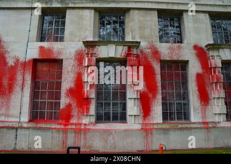 London, England, Großbritannien. April 2024. Aktivistengruppen Palestine Action und Youth fordern rote Farbe über dem Gebäude des Verteidigungsministeriums in Westminster. Die Gruppen fordern die Regierung auf, den Waffenverkauf an Israel einzustellen. (Kreditbild: © Vuk Valcic/ZUMA Press Wire) NUR REDAKTIONELLE VERWENDUNG! Nicht für kommerzielle ZWECKE! Stockfoto