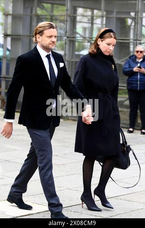 Sophie Wepper mit Ehemann David Meister bei der Trauerfeier für Fritz Wepper in der Herz Jesu Kirche in München-Neuhausen. München, 10.04.2024 *** Sophie Wepper mit Ehemann David Meister beim Trauergottesdienst für Fritz Wepper in der Herz Jesu Kirche München Neuhausen München, 10 04 2024 Foto:XM.xWehnertx/xFuturexImagex trauerfeier wepper 4444 Stockfoto