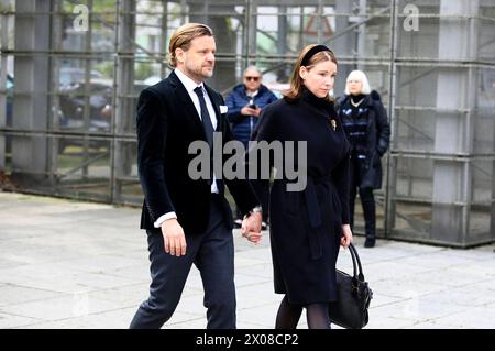 Sophie Wepper mit Ehemann David Meister bei der Trauerfeier für Fritz Wepper in der Herz Jesu Kirche in München-Neuhausen. München, 10.04.2024 *** Sophie Wepper mit Ehemann David Meister beim Trauergottesdienst für Fritz Wepper in der Herz Jesu Kirche München Neuhausen München, 10 04 2024 Foto:XM.xWehnertx/xFuturexImagex trauerfeier wepper 4446 Stockfoto