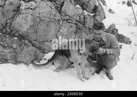 Aktuell 9. - 8. - 1973: Norwegens neuer Film starDer Polizeihund Faiko hat große Erfolge als Filmstar bei der Dreharbeiten zu Jack Londons Buch When the Wild Beast Wakes Up. Sein Co-Star in dem Film ist Charlton Heston. Faiko erhielt die besten Bewertungen. Er ist keine Prima-donna geworden. Die Pfoten sind auf dem Boden. Der Hund gehört dem Polizisten Olav Pedersen, der auch eine kleine Rolle im Film als Red Sweater spielte. „Von all den zusätzlichen Rollen musste ich natürlich diese bekommen“, sagt Pedersen, der im Film mit einem Stock als Tiermissbraucher fungiert. Foto: Odd Ween / aktuell / NTB ***FOTO N Stockfoto