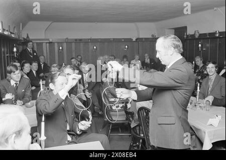 Aktuell 13 - 2 - 1973: Arnado nimmt Gold Dienstag letzte Woche war Arne Arnardos großer Tag. Er erhielt die Verdienstmedaille des Königs in Gold. Biledbladet aktuell ist ihm den ganzen Tag gefolgt. Es war ein geschäftiger Tag für Arnardo. Zuerst gab es Hausarbeiten, dann in Oslo, und schließlich gab es eine Goldparty, die bis in die Nacht dauerte. Foto: Ivar Aaserud / aktuell / NTB ***FOTO NICHT BEARBEITET*** Stockfoto