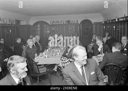 Aktuell 13 - 2 - 1973: Arnado nimmt Gold Dienstag letzte Woche war Arne Arnardos großer Tag. Er erhielt die Verdienstmedaille des Königs in Gold. Biledbladet aktuell ist ihm den ganzen Tag gefolgt. Es war ein geschäftiger Tag für Arnardo. Zuerst gab es Hausarbeiten, dann in Oslo, und schließlich gab es eine Goldparty, die bis in die Nacht dauerte. Foto: Ivar Aaserud / aktuell / NTB ***FOTO NICHT BEARBEITET*** Stockfoto