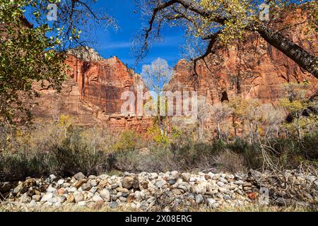 Der Tempel von Sinawava im Zion National Park in Utah, der Beginn der flussaufwärts gelegenen Wanderung durch den Virgin River und die Narrows Wanderung. Stockfoto