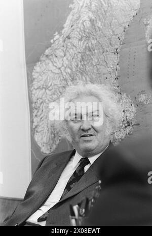 Aktuell 13 - 2 - 1973: Arnado nimmt Gold Dienstag letzte Woche war Arne Arnardos großer Tag. Er erhielt die Verdienstmedaille des Königs in Gold. Biledbladet aktuell ist ihm den ganzen Tag gefolgt. Es war ein geschäftiger Tag für Arnardo. Zuerst gab es Hausarbeiten, dann in Oslo, und schließlich gab es eine Goldparty, die bis in die Nacht dauerte. Foto: Ivar Aaserud / aktuell / NTB ***FOTO NICHT BEARBEITET*** Stockfoto