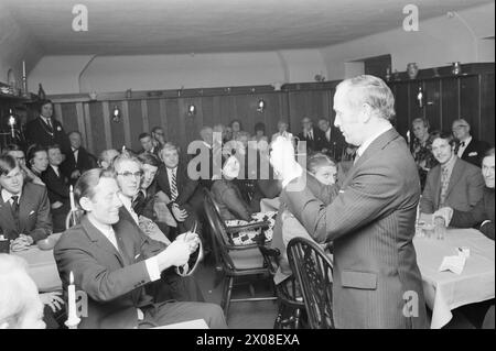 Aktuell 13 - 2 - 1973: Arnado nimmt Gold Dienstag letzte Woche war Arne Arnardos großer Tag. Er erhielt die Verdienstmedaille des Königs in Gold. Biledbladet aktuell ist ihm den ganzen Tag gefolgt. Es war ein geschäftiger Tag für Arnardo. Zuerst gab es Hausarbeiten, dann in Oslo, und schließlich gab es eine Goldparty, die bis in die Nacht dauerte. Foto: Ivar Aaserud / aktuell / NTB ***FOTO NICHT BEARBEITET*** Stockfoto