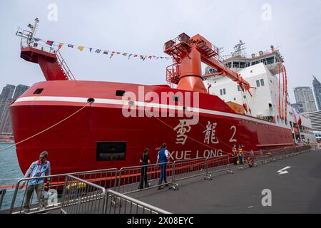 Hongkong. April 2024. Dieses Foto vom 10. April 2024 zeigt Chinas Eisbrecher Xuelong 2 in Hongkong, Südchina. Chinas erster inländischer Eisbrecher Xuelong 2 kam zu einem fünftägigen Besuch in Hongkong und erwartete 8.500 Besucher.Xuelong 2, der zum ersten Mal nach Hongkong kam, kam am Montagmorgen nach Abschluss der 40. Antarktisexpedition Chinas in das Ocean Terminal in Tsim Sha Tsui. Quelle: Zhou Yuan/Xinhua/Alamy Live News Stockfoto