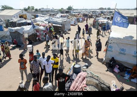 SÜDSUDAN, Oberer Nil, Stadt Renk, UNHCR-Flüchtlingshilfszentrum für Flüchtlinge aus dem Sudan-Krieg, nach der Registrierung werden sie in andere Lager in Malakal und anderen Regionen transportiert / SÜDSUDAN, Oberer Nil, Stadt Renk, Flüchtlinge aus dem Sudan suchen Schutz vor dem Krieg, UNHCR Transit Flüchtlingslager bei Renk, die Stadt liegt in der Nähe zur Grenze zum Sudan, täglich kommen bis zu 2000 Tausend neue Flüchtlinge an Stockfoto
