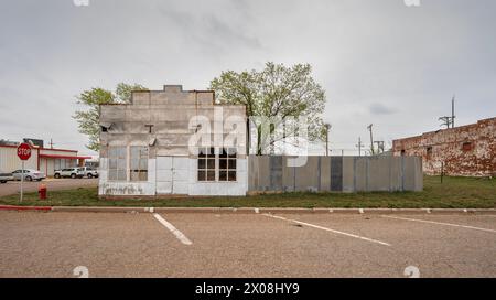 Verlassenes, metallverkleidetes Gebäude in der Innenstadt von Seagraves, Texas, USA Stockfoto