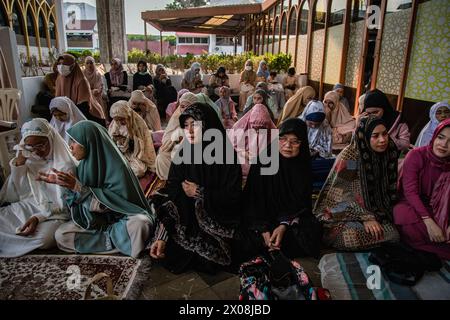 Bangkok, Bangkok, Thailand. April 2024. Am 10. April 2024 sitzen muslimische Frauen während der Eid al-Fitr-Feierlichkeiten, die das Ende des islamischen Monats Ramadan markieren, zu Morgengebeten in der Moschee der Stiftung des Islamischen Zentrums Thailands. (Kreditbild: © Wissarut Weerasopon/ZUMA Press Wire) NUR REDAKTIONELLE VERWENDUNG! Nicht für kommerzielle ZWECKE! Stockfoto