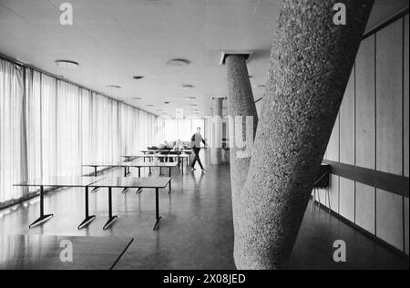 Aktuell 14 - 4 - 1973: Kampf um die Macht der Universität hier ist ein Kampf um die Form der Governance an unserer neuen Universität in Tromsø. Der Konflikt besteht darin, wie viele Sitze die Studenten im Parlament haben sollten. Bei einer Abstimmung unter Studenten und Mitarbeitern stimmten 72 Prozent zu, dass die Studenten 14 von 45 Sitzen im Parlament haben sollten. Jetzt wird ein Teil des Vorstands unter der Leitung von Professor für Medizin, Peter F. Hjort, den Anteil auf 10 von 45 Plätzen reduzieren. Foto: Sverre A. Børretzen / aktuell / NTB ***FOTO NICHT BEARBEITET*** Stockfoto