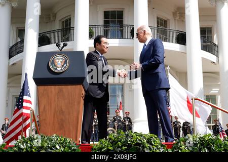 US-Präsident Joe Biden begrüßt Premierminister Kishida Fumio während einer offiziellen Ankunftszeremonie auf dem Südrasen des Weißen Hauses in Washington am 10. April 2024. Foto: Yuri Gripas/Pool/SIPA USA Stockfoto
