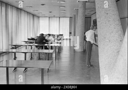 Aktuell 14 - 4 - 1973: Kampf um die Macht der Universität hier ist ein Kampf um die Form der Governance an unserer neuen Universität in Tromsø. Der Konflikt besteht darin, wie viele Sitze die Studenten im Parlament haben sollten. Bei einer Abstimmung unter Studenten und Mitarbeitern stimmten 72 Prozent zu, dass die Studenten 14 von 45 Sitzen im Parlament haben sollten. Jetzt wird ein Teil des Vorstands unter der Leitung von Professor für Medizin, Peter F. Hjort, den Anteil auf 10 von 45 Plätzen reduzieren. Foto: Sverre A. Børretzen / aktuell / NTB ***FOTO NICHT BEARBEITET*** Stockfoto