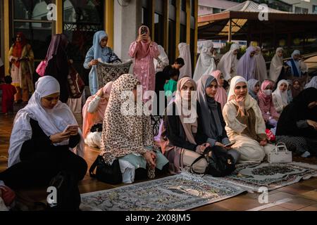 Bangkok, Bangkok, Thailand. April 2024. Am 10. April 2024 sitzen muslimische Frauen während der Eid al-Fitr-Feierlichkeiten, die das Ende des islamischen Monats Ramadan markieren, zu Morgengebeten in der Moschee der Stiftung des Islamischen Zentrums Thailands. (Kreditbild: © Wissarut Weerasopon/ZUMA Press Wire) NUR REDAKTIONELLE VERWENDUNG! Nicht für kommerzielle ZWECKE! Stockfoto