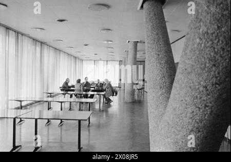 Aktuell 14 - 4 - 1973: Kampf um die Macht der Universität hier ist ein Kampf um die Form der Governance an unserer neuen Universität in Tromsø. Der Konflikt besteht darin, wie viele Sitze die Studenten im Parlament haben sollten. Bei einer Abstimmung unter Studenten und Mitarbeitern stimmten 72 Prozent zu, dass die Studenten 14 von 45 Sitzen im Parlament haben sollten. Jetzt wird ein Teil des Vorstands unter der Leitung von Professor für Medizin, Peter F. Hjort, den Anteil auf 10 von 45 Plätzen reduzieren. Foto: Sverre A. Børretzen / aktuell / NTB ***FOTO NICHT BEARBEITET*** Stockfoto