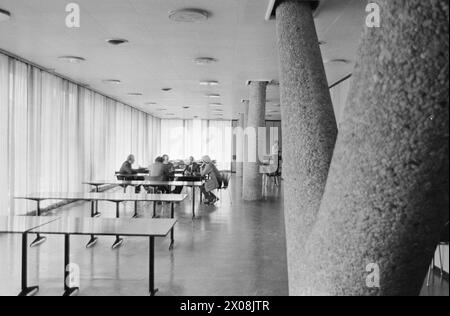 Aktuell 14 - 4 - 1973: Kampf um die Macht der Universität hier ist ein Kampf um die Form der Governance an unserer neuen Universität in Tromsø. Der Konflikt besteht darin, wie viele Sitze die Studenten im Parlament haben sollten. Bei einer Abstimmung unter Studenten und Mitarbeitern stimmten 72 Prozent zu, dass die Studenten 14 von 45 Sitzen im Parlament haben sollten. Jetzt wird ein Teil des Vorstands unter der Leitung von Professor für Medizin, Peter F. Hjort, den Anteil auf 10 von 45 Plätzen reduzieren. Foto: Sverre A. Børretzen / aktuell / NTB ***FOTO NICHT BEARBEITET*** Stockfoto