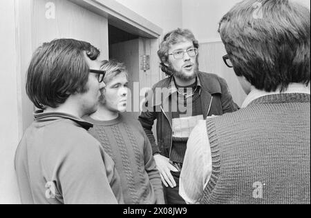 Aktuell 14 - 4 - 1973: Kampf um die Macht der Universität hier ist ein Kampf um die Form der Governance an unserer neuen Universität in Tromsø. Der Konflikt besteht darin, wie viele Sitze die Studenten im Parlament haben sollten. Bei einer Abstimmung unter Studenten und Mitarbeitern stimmten 72 Prozent zu, dass die Studenten 14 von 45 Sitzen im Parlament haben sollten. Jetzt wird ein Teil des Vorstands unter der Leitung von Professor für Medizin, Peter F. Hjort, den Anteil auf 10 von 45 Plätzen reduzieren. Foto: Sverre A. Børretzen / aktuell / NTB ***FOTO NICHT BEARBEITET*** Stockfoto