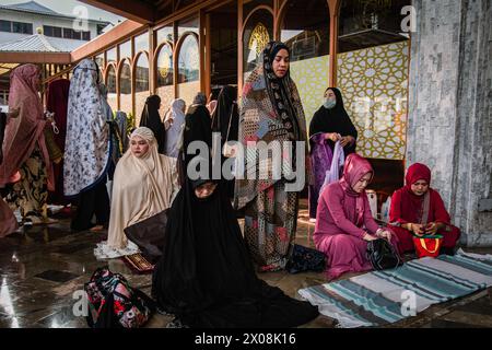 Bangkok, Bangkok, Thailand. April 2024. Am 10. April 2024 sitzen muslimische Frauen während der Eid al-Fitr-Feierlichkeiten, die das Ende des islamischen Monats Ramadan markieren, zu Morgengebeten in der Moschee der Stiftung des Islamischen Zentrums Thailands. (Kreditbild: © Wissarut Weerasopon/ZUMA Press Wire) NUR REDAKTIONELLE VERWENDUNG! Nicht für kommerzielle ZWECKE! Stockfoto