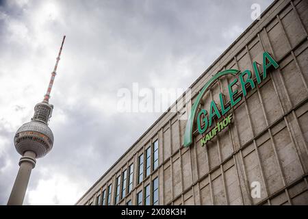 Schriftzug von Galeria Kaufhof an einer Filiale am 10. April 2024 am Alexanderplatz in Berlin. Galeria hat neue Investoren. Richard Baker und Bernd Beetz. 70 der 92 Filialen der Kaufhauskette sollen erhalten bleiben. Galeria Kaufhof in Berlin *** Galeria Kaufhof Schriftzug auf einem Geschäft am Alexanderplatz in Berlin am 10. April 2024 hat Galeria neue Investoren Richard Baker und Bernd Beetz als Folge sollen 70 der Kaufhausketten 92 Filialen Galeria Kaufhof in Berlin erhalten bleiben Stockfoto