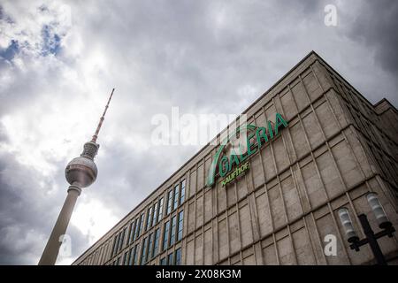 Schriftzug von Galeria Kaufhof an einer Filiale am 10. April 2024 am Alexanderplatz in Berlin. Galeria hat neue Investoren. Richard Baker und Bernd Beetz. 70 der 92 Filialen der Kaufhauskette sollen erhalten bleiben. Galeria Kaufhof in Berlin *** Galeria Kaufhof Schriftzug auf einem Geschäft am Alexanderplatz in Berlin am 10. April 2024 hat Galeria neue Investoren Richard Baker und Bernd Beetz als Folge sollen 70 der Kaufhausketten 92 Filialen Galeria Kaufhof in Berlin erhalten bleiben Stockfoto