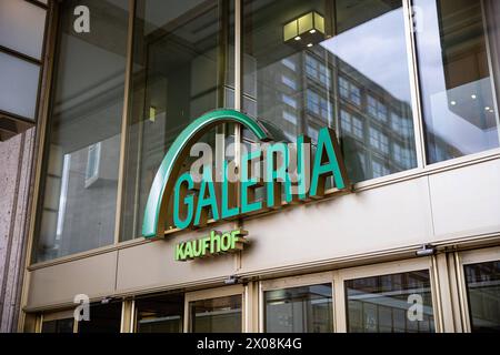 Schriftzug von Galeria Kaufhof an einer Filiale am 10. April 2024 am Alexanderplatz in Berlin. Galeria hat neue Investoren. Richard Baker und Bernd Beetz. 70 der 92 Filialen der Kaufhauskette sollen erhalten bleiben. Galeria Kaufhof in Berlin *** Galeria Kaufhof Schriftzug auf einem Geschäft am Alexanderplatz in Berlin am 10. April 2024 hat Galeria neue Investoren Richard Baker und Bernd Beetz als Folge sollen 70 der Kaufhausketten 92 Filialen Galeria Kaufhof in Berlin erhalten bleiben Stockfoto