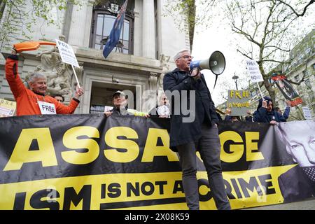 London, Großbritannien. April 2024. Das Komitee zur Verteidigung von Julian Assange trifft sich im Australia House, um den 5. Jahrestag der Inhaftierung Julians im Belmarsh Gefängnis zu feiern. Die Versammlung lenkt die Aufmerksamkeit auf den anhaltenden Rechtsstreit und die Auswirkungen auf die Pressefreiheit und die Menschenrechte. Anhänger von Assange, der seit mehr als einem Jahrzehnt inhaftiert ist, betonen die Notwendigkeit journalistischer Schutzmaßnahmen und das Recht der Öffentlichkeit darauf, dies zu erfahren, während sie sich gegen seine Auslieferung erheben. Quelle: Joao Daniel Pereira/Alamy Live News Stockfoto