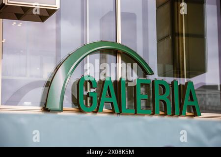 Schriftzug von Galeria Kaufhof an einer Filiale am 10. April 2024 am Alexanderplatz in Berlin. Galeria hat neue Investoren. Richard Baker und Bernd Beetz. 70 der 92 Filialen der Kaufhauskette sollen erhalten bleiben. Galeria Kaufhof in Berlin *** Galeria Kaufhof Schriftzug auf einem Geschäft am Alexanderplatz in Berlin am 10. April 2024 hat Galeria neue Investoren Richard Baker und Bernd Beetz als Folge sollen 70 der Kaufhausketten 92 Filialen Galeria Kaufhof in Berlin erhalten bleiben Stockfoto