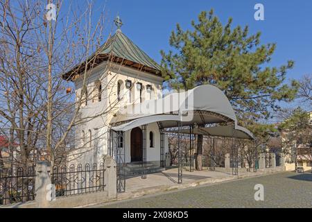 Craiova, Rumänien - 16. März 2024: Glockenturm in der Metropolitan Cathedral of Saint Demetrius im Stadtpark sonniger Frühlingstag. Stockfoto