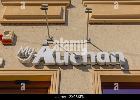 Craiova, Rumänien - 16. März 2024: Weißes 3D-Zeichen My Auchan Shop an der Wall of Local Supermarkt. Stockfoto