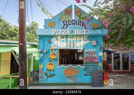 Farbenfrohe Pizza Hut Pizzastand in Port Elizabeth, Bequia Island, St. Vincent und den Grenadinen, Karibik Stockfoto