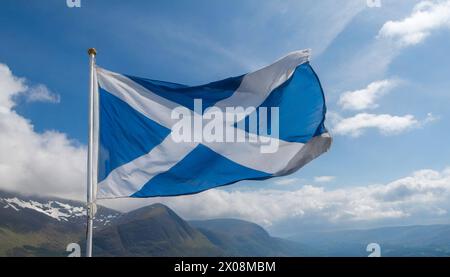 Die Fahne von Schottland flattert im Wind Stockfoto