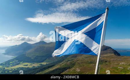 Die Fahne von Schottland flattert im Wind Stockfoto