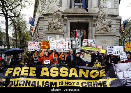 London, Großbritannien. April 2024. Das Komitee zur Verteidigung von Julian Assange trifft sich im Australia House, um den 5. Jahrestag der Inhaftierung Julians im Belmarsh Gefängnis zu feiern. Die Versammlung lenkt die Aufmerksamkeit auf den anhaltenden Rechtsstreit und die Auswirkungen auf die Pressefreiheit und die Menschenrechte. Anhänger von Assange, der seit mehr als einem Jahrzehnt inhaftiert ist, betonen die Notwendigkeit journalistischer Schutzmaßnahmen und das Recht der Öffentlichkeit darauf, dies zu erfahren, während sie sich gegen seine Auslieferung erheben. (Foto: Joao Daniel Pereira/SIPA USA) Credit: SIPA USA/Alamy Live News Stockfoto