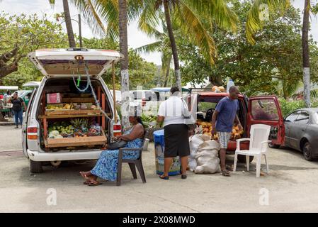 In Port Elizabeth, Bequia Island, St. Vincent und den Grenadinen in der Karibik verkaufen die Einheimischen Obst und Gemüse aus dem Kofferraum ihres Autos Stockfoto