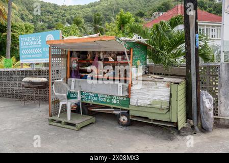 Imbissstand mit frischen Kokosnüssen in Port Elizabeth, Bequia Island, St. Vincent und den Grenadinen in der Karibik Stockfoto