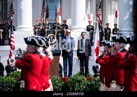 Washington, Usa. April 2024. Präsident Joe Biden und Japans Premierminister Fumio Kishida beobachten die US Army Old Guard Fife and Drum Corps während einer Ankunftszeremonie auf dem Südrasen, um Kishidas offiziellen Besuch im Weißen Haus in Washington, DC am Mittwoch, den 10. April 2024 zu beginnen. Von den Staats- und Regierungschefs wird erwartet, dass sie während ihrer Treffen das langjährige Verteidigungsbündnis ihrer Länder stärken. Poolfoto von Haiyun Jiang/UPI Credit: UPI/Alamy Live News Stockfoto