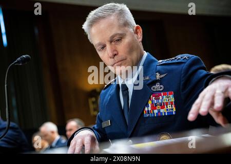 Washington, USA. April 2024. Timothy Haugh, Direktor der National Security Agency und Befehlshaber des Cyber Command der Vereinigten Staaten, bereitet sich vor einer Anhörung des Armed Services Committee des Senats zum Haushalt 2025 von Präsident Biden im US-Kapitol in Washington, DC, am Mittwoch, den 10. April vor. 2024. (Graeme Sloan/SIPA USA) Credit: SIPA USA/Alamy Live News Stockfoto
